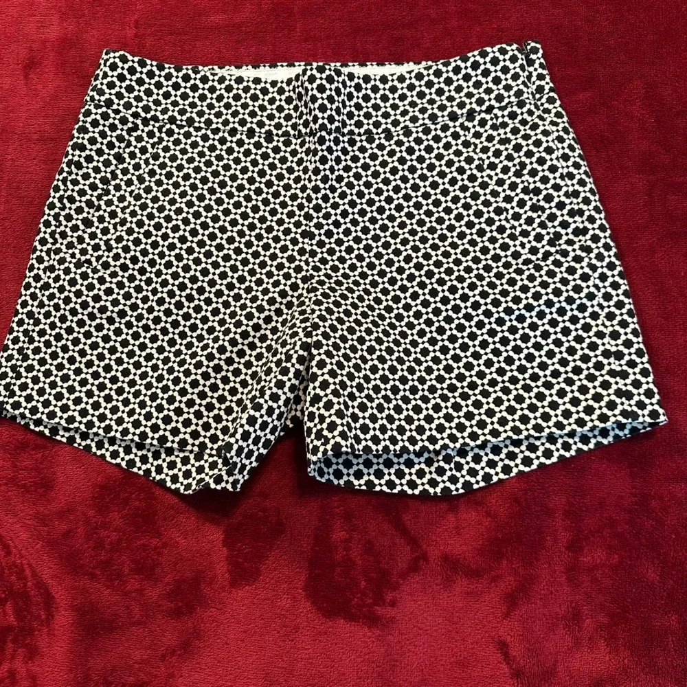 J.Crew Black White Geometric Tile Print Stretch Shorts Side Zip Womens Size 2 - Picture 1 of 8